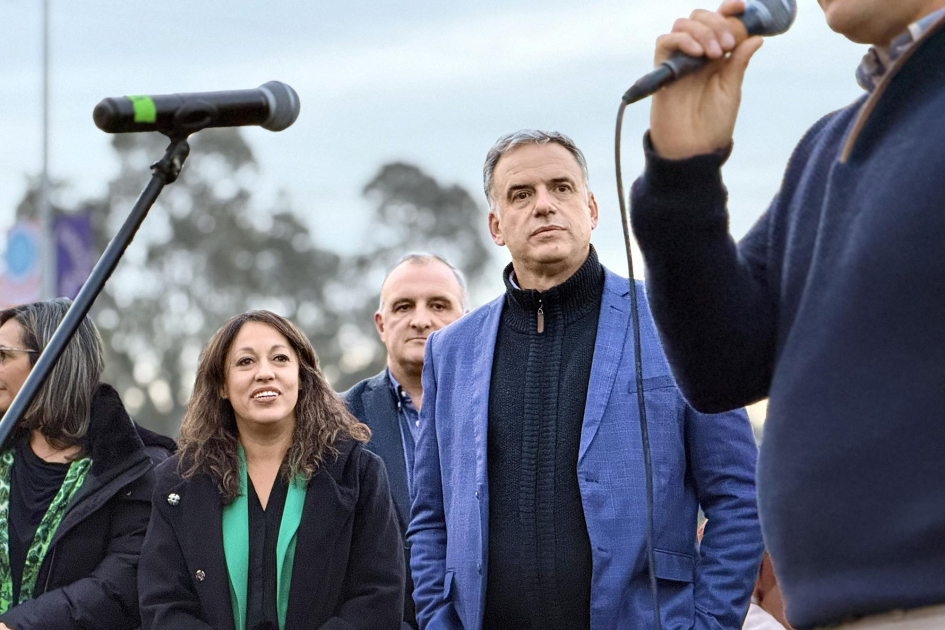 La ministra Fernanda Cardona acompañó al presidente Yamandú Orsi en la inauguración Ministra Cardona y presidente Orsi; habla un hombre del que no se ve el rostro