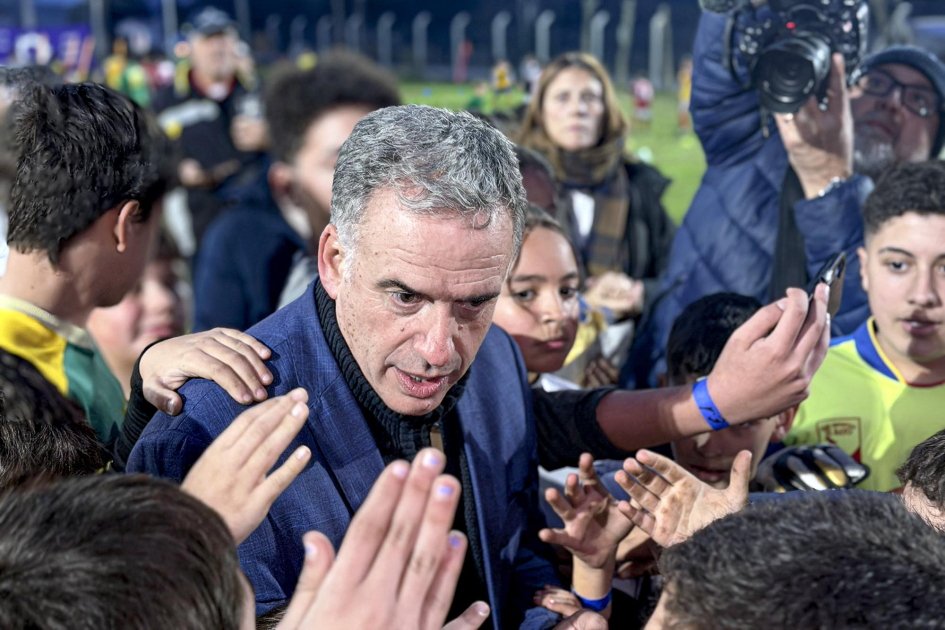 Inauguración de luminarias en la cancha de baby fútbol de José Pedro Varela Orsi dialoga con niños y niñas