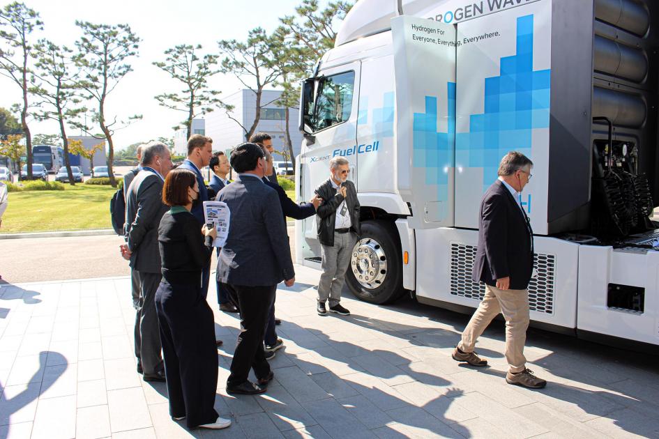 Omar Paganini realizó un test drive en camiones y autos a hidrógeno, en la planta de Hyundai Motors.