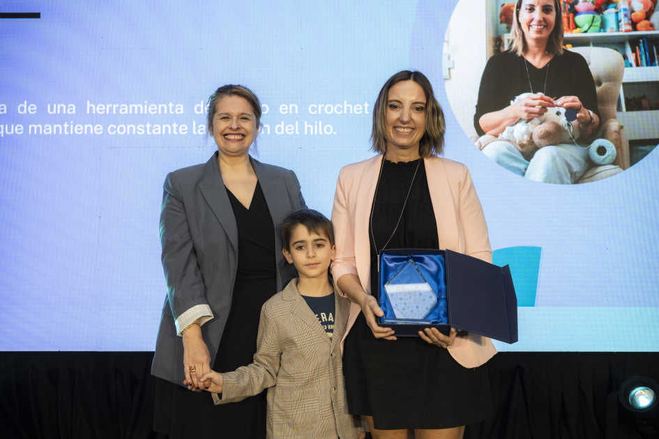 Directora Delor junto a la ganadora María Costa y su hijo