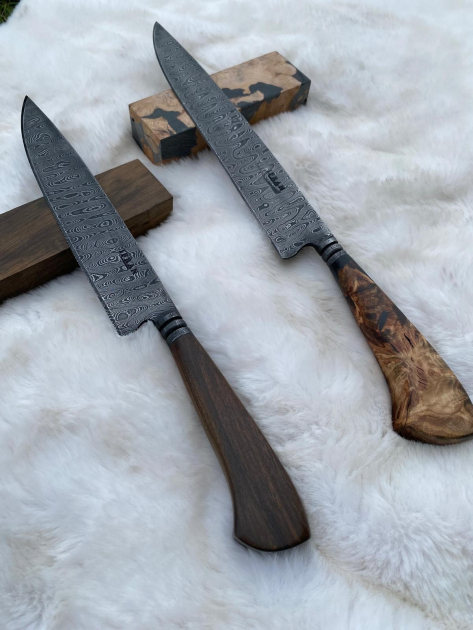 Dos cuchillos en metal y madera
