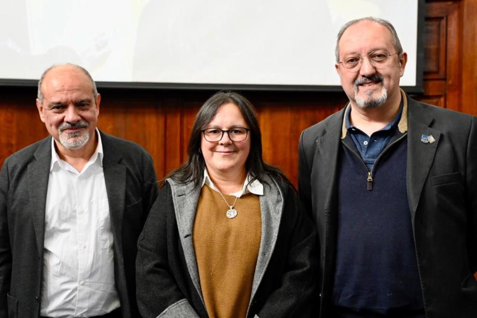 Autoridades participantes en la inauguración Foto de autoridades participantes en la mesa de apertura