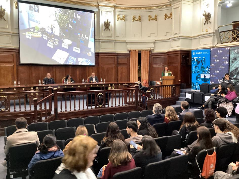 Inauguración de la Semana de la Ciencia y la Tecnología Auditorio con asistentes sentados y expositores haciendo uso de la palabra