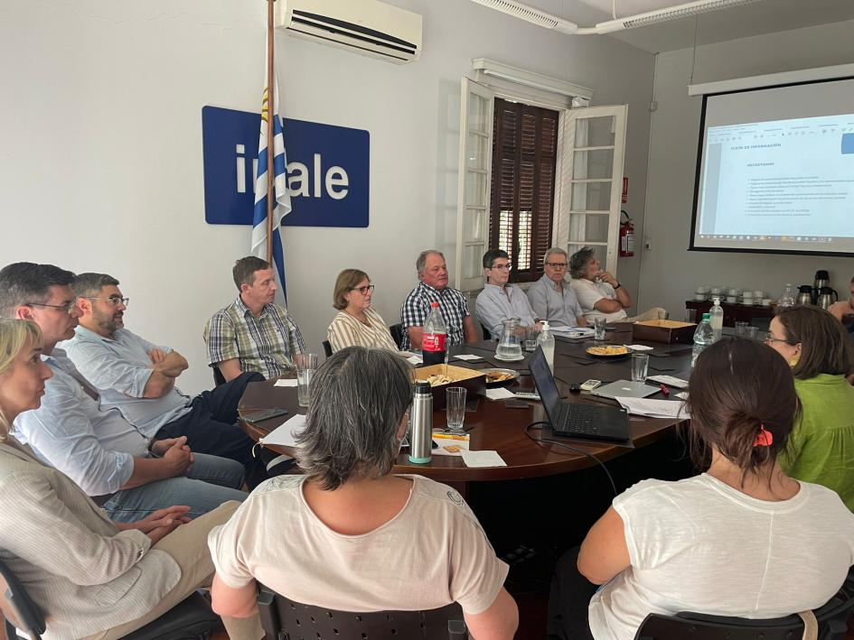 Reunión de trabajo para el desarrollo del Sello de Calidad de la Quesería Artesanal técnicos de varias instituciones reunidos