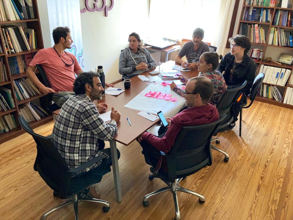 Personas reunidas alrededor de una mesa