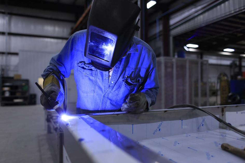 El informe aporta datos del consumo energético en la industria Industria: obrero soldando.