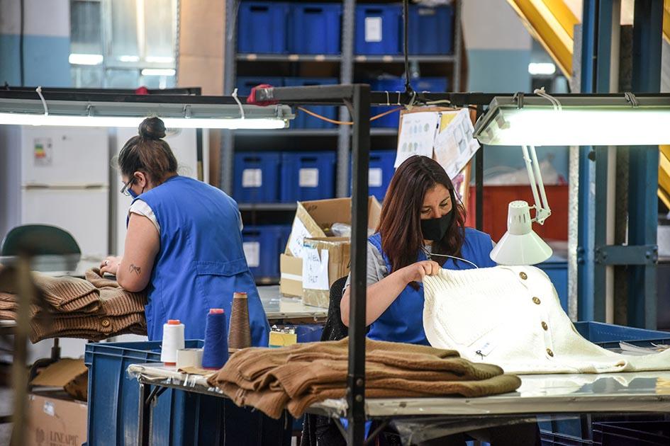 La iniciativa se dirige a las mipymes de la industria manufacturera Imagen de obreras trabajando en la industria textil