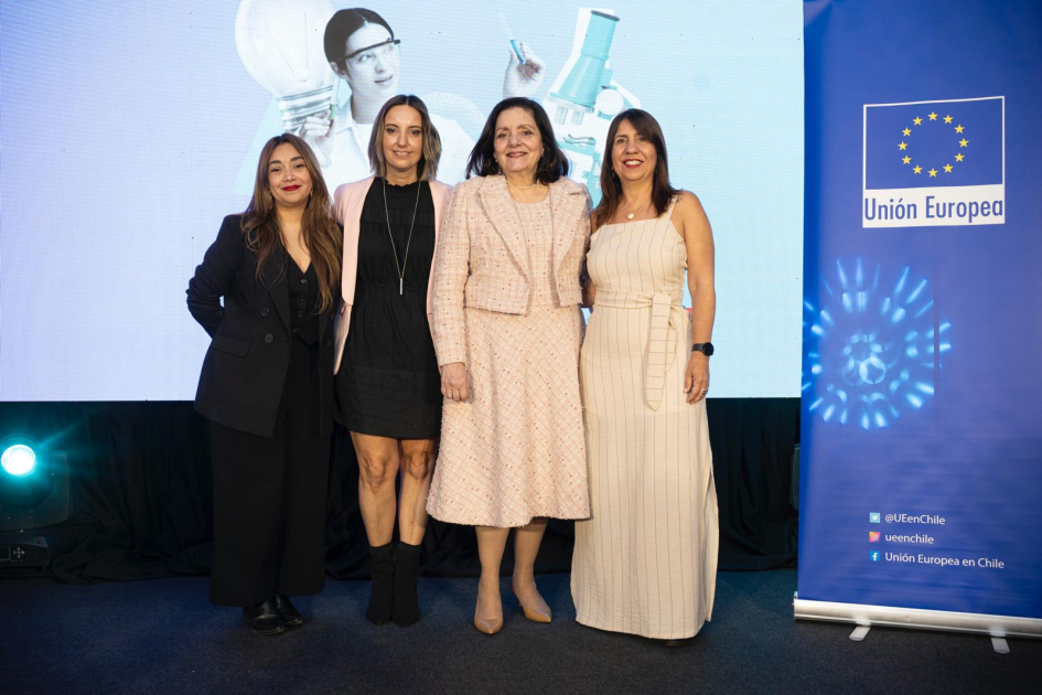 Cuatro ganadoras paradas en el escenario