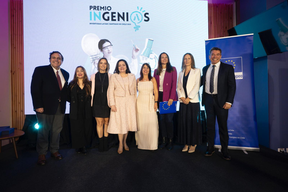 -Cuatro ganadoras y directivos parados en el escenario