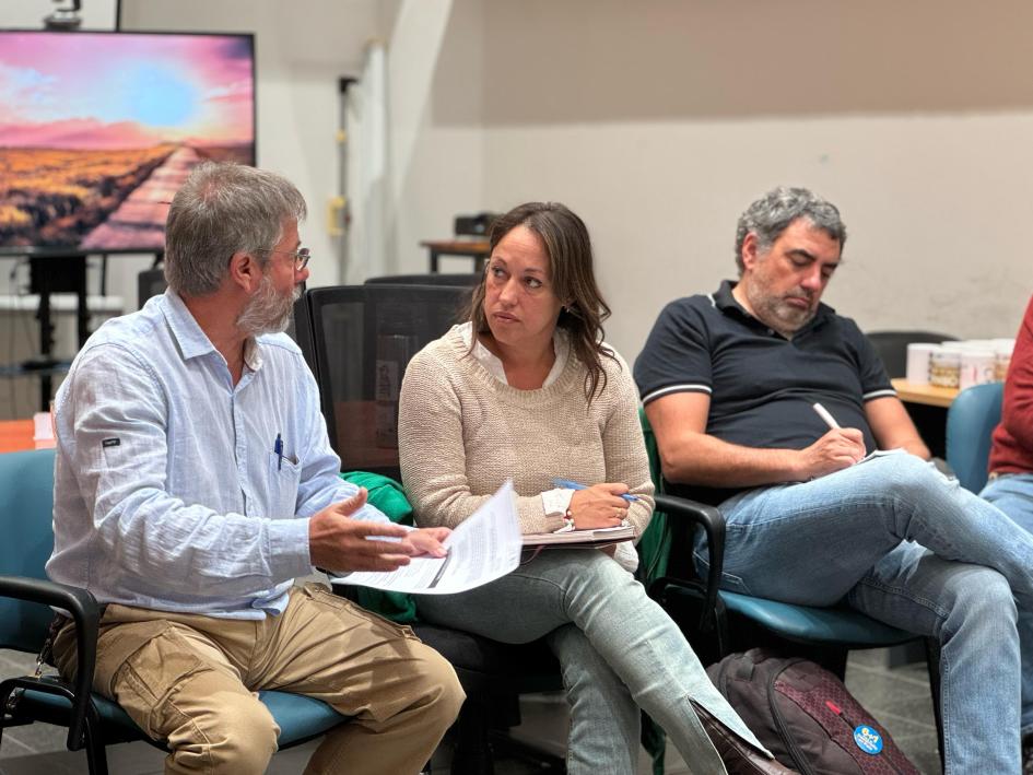 Ministra Cardona junto a Joaquín Marqués y Pablo Ezzatti. Ministra Cardona sentada; a su lado, Joaquín Marqués (Cenur) y Pablo Ezzatti (Fing Udelar).