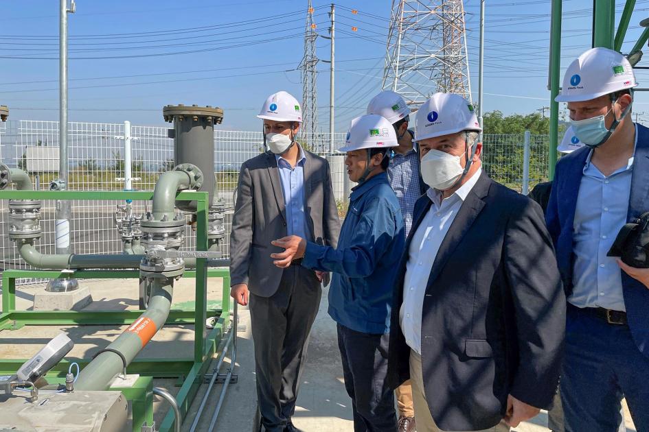 Omar Paganini en la visita a la planta de hidrógeno de KoGas en Corea del Sur.