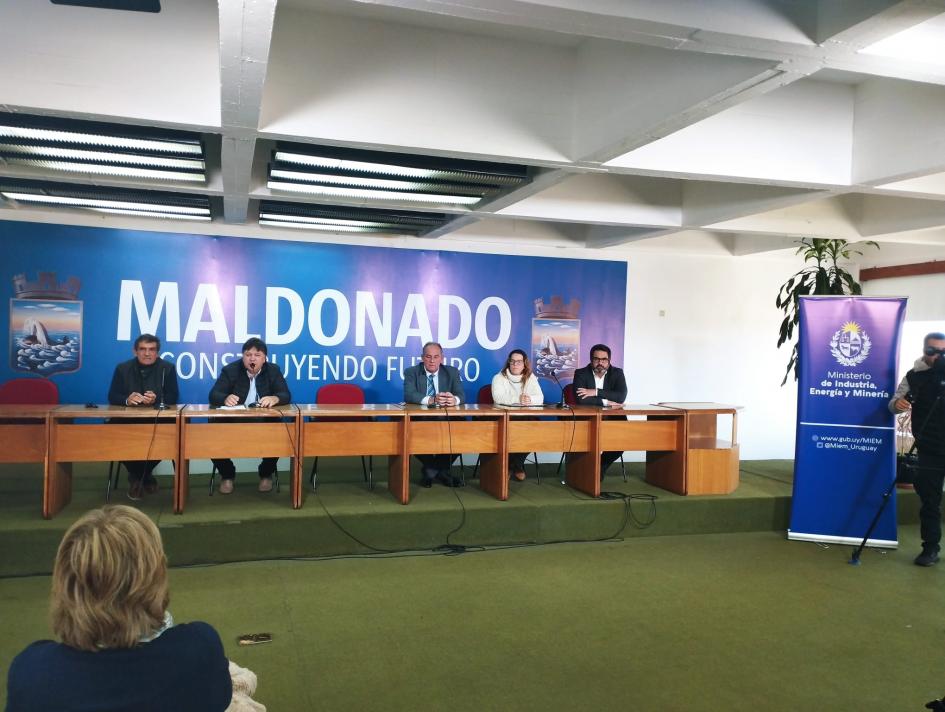 Imágenes del lanzamiento Autoridades en el lanzamiento