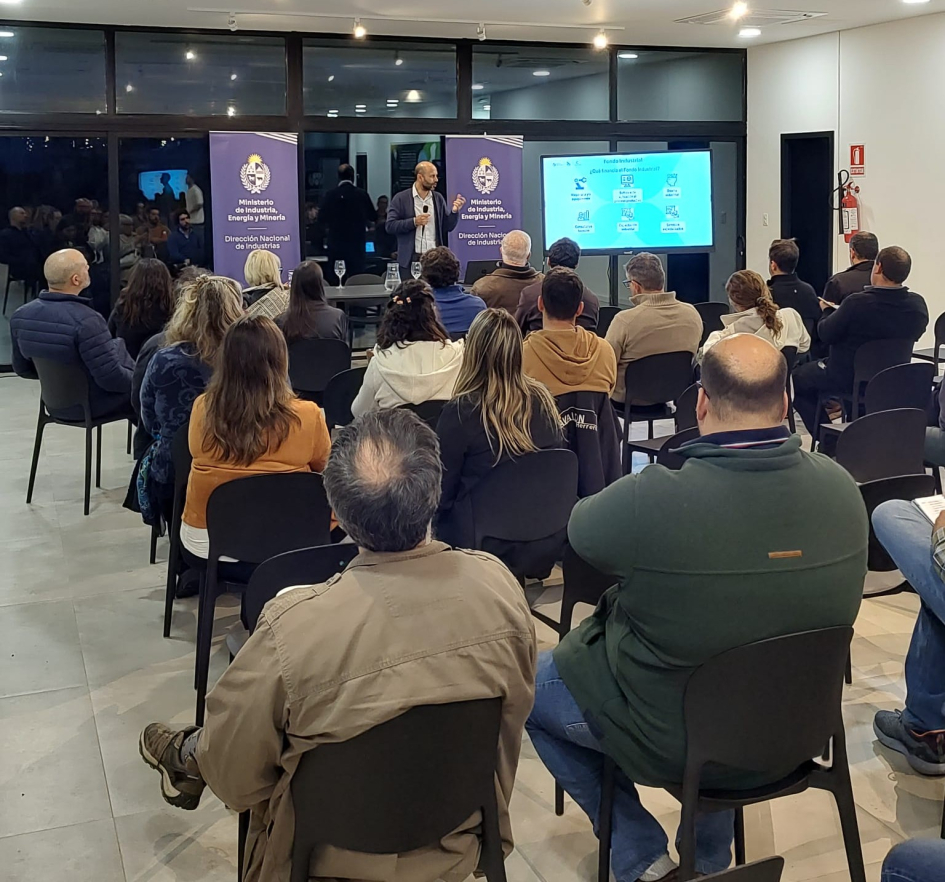 Ángel Larrama dictó el taller de apoyo a postulantes al Fondo Industrial 2026, en Las Piedras Ángel Larrama, de pie, frente a auditorio, sentado