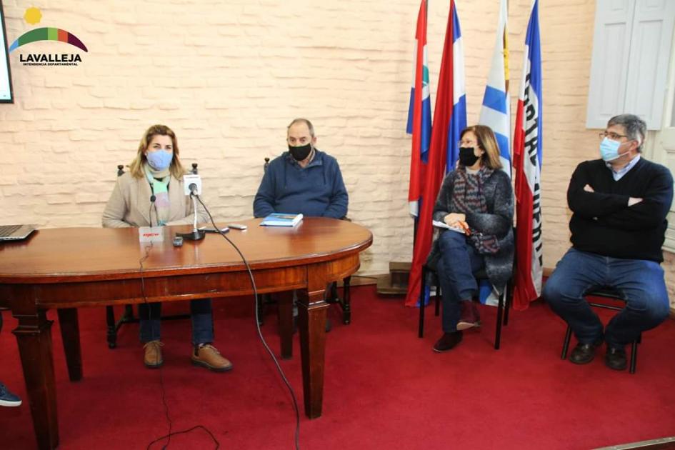 Más imágenes de gente reunia Más imágenes de la presentación