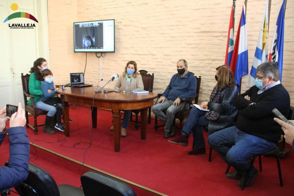 Presentación de la plataforma Gente reunida en torno a una computadora