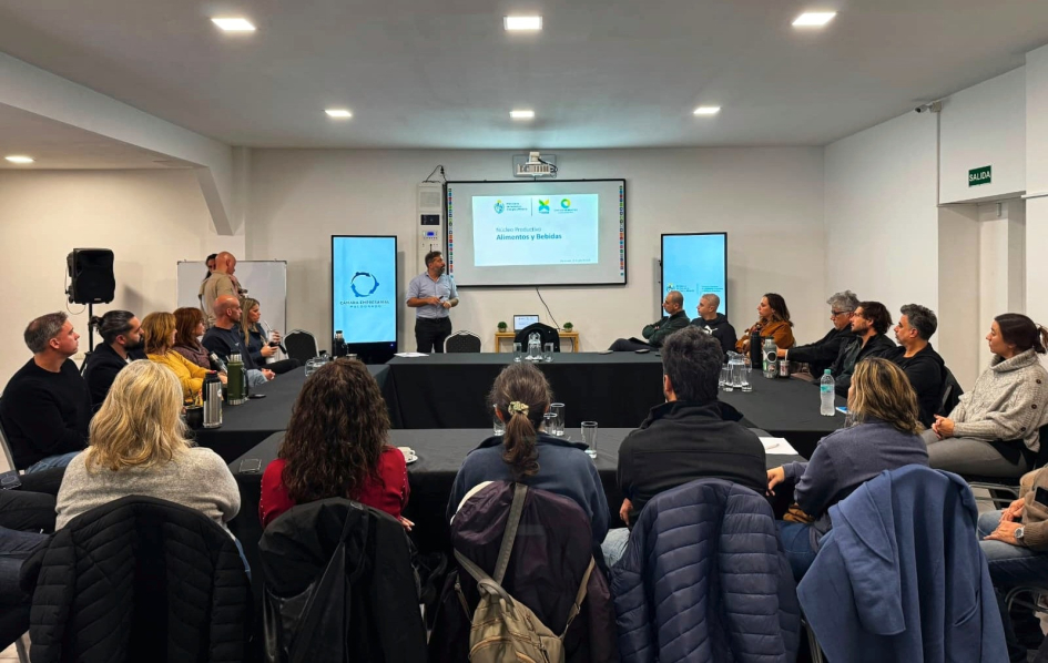 Reunión de trabajo en Maldonado Personas sentadas en mesa; pantalla con presentación