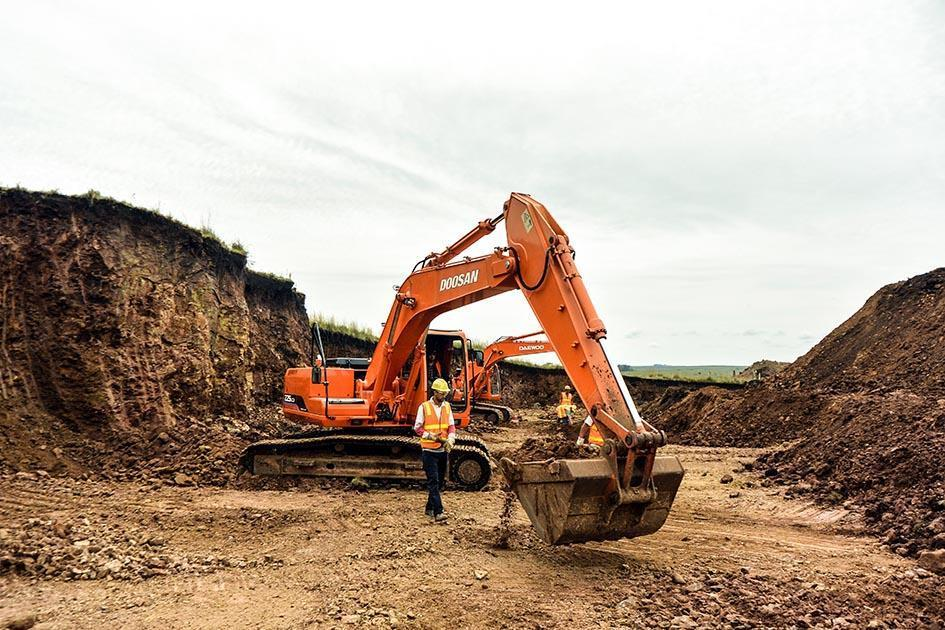 Fechas para presentar declaraciones juradas de producción minera, semestre 2026/1 Máquina excavadora con roca en su cucharon de excavación