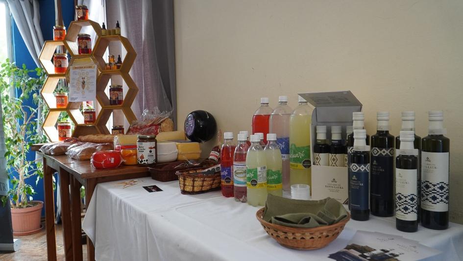 Productos elaborados en Cerro Largo sobre una mesa