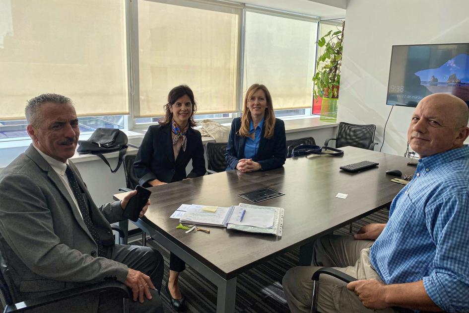 Reunión en el Ministerio de Ambiente Grupo de personas alrededor de una mesa; al fondo, ventanales