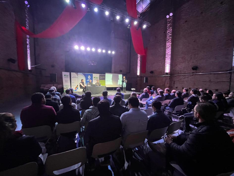 Empresas del sector tecnológico se reunieron en Paysandú Una sala colmada de gente, con una pantalla y cortinas al fondo