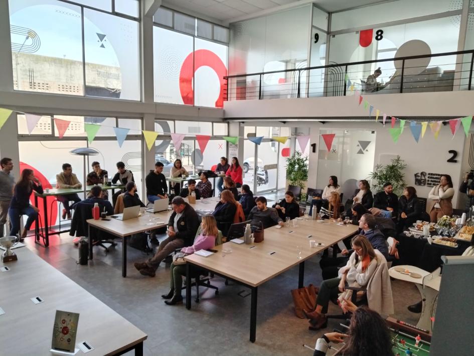 Meetup de Florida Intengrantes de empresas e instituciones en un salón vidriado e iluminado, con mesas