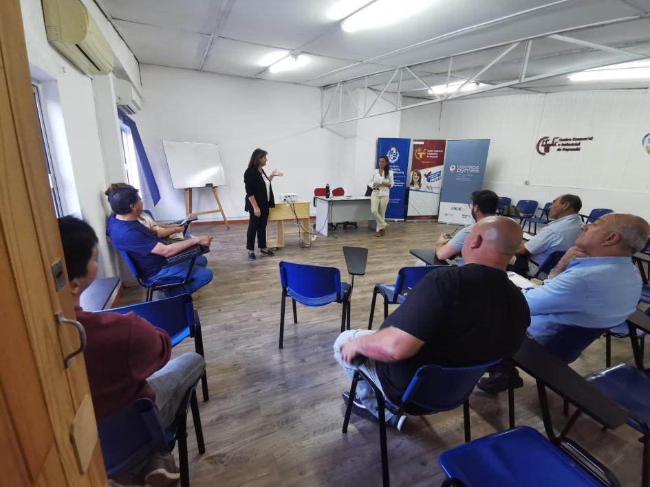 Lanzamiento de la segunda edición del programa de apoyo a empresas metalmecánicas de Paysandú Empresarios del sector beneficiarios del programa, sentados
