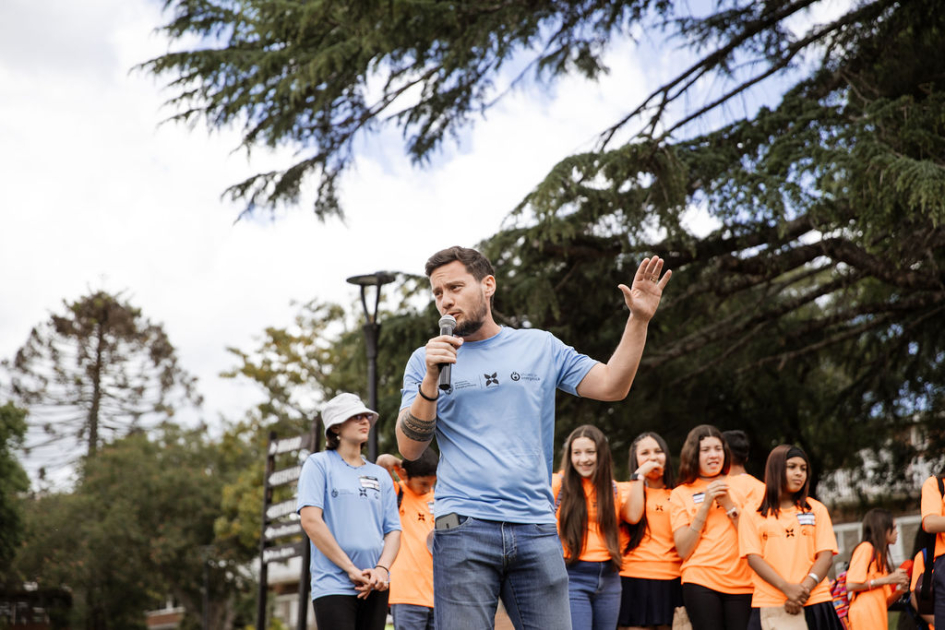 Gerente da palabras de bienvenida a los centros