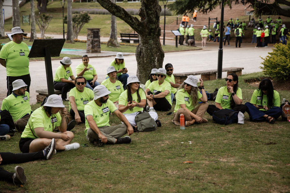 Docentes intercambian sentados y sentadas en el parque 