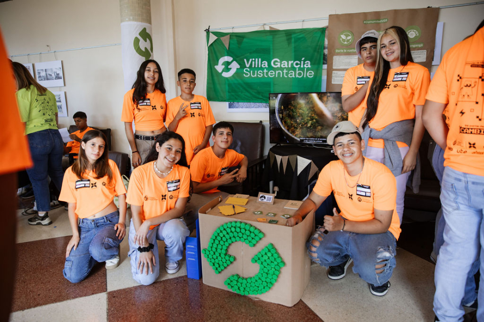 Estudiantes reunidos muestran sus trabajos