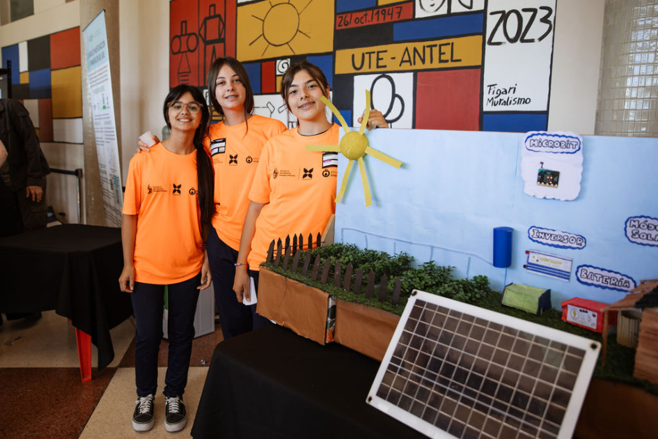 Estudiantes reunidos muestran sus trabajos