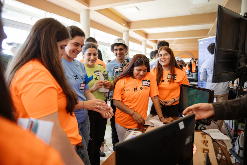 Estudiantes reunidos muestran sus trabajos