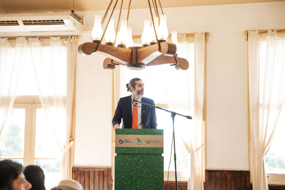 Díaz habla desde un atril