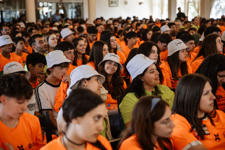 Multitud de estudiantes sentados y sentadas en el momento de ceremonia