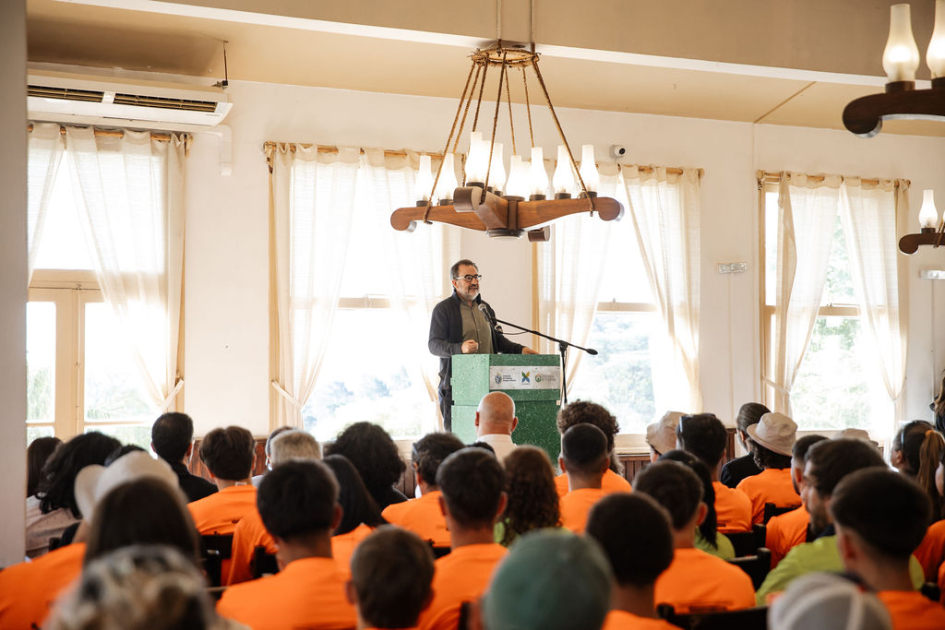 Oroño diserta ante estudiantes, en un salón con ventanales