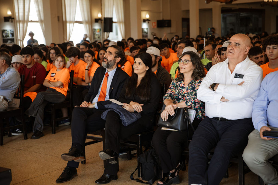 Autoridades en primera fila de la ceremonia