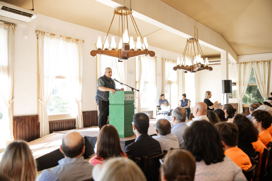 Folco diserta ante estudiantes desde un atril