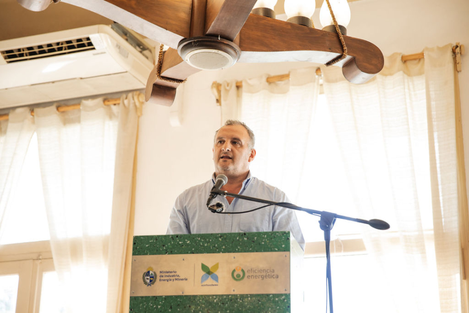 Ximénez habla desde un atril