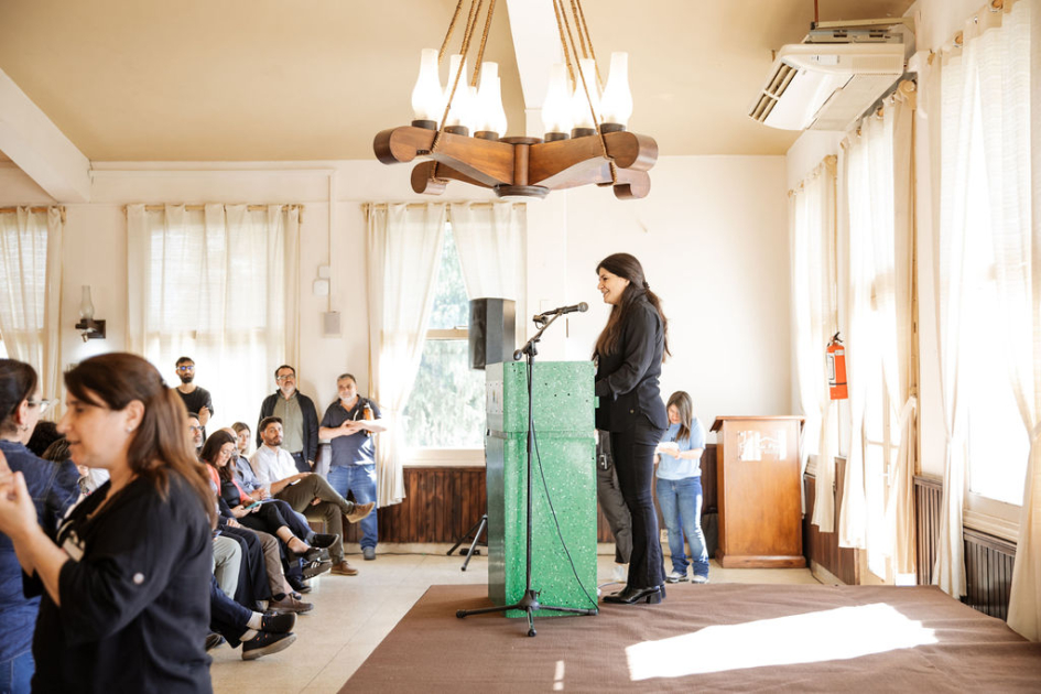 Spinelli habla desde un atril