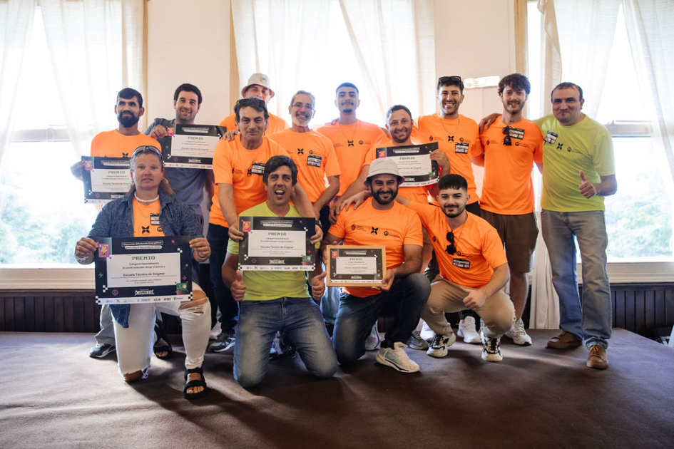 Estudiantes y docentes en escenario, con su reconocimiento.