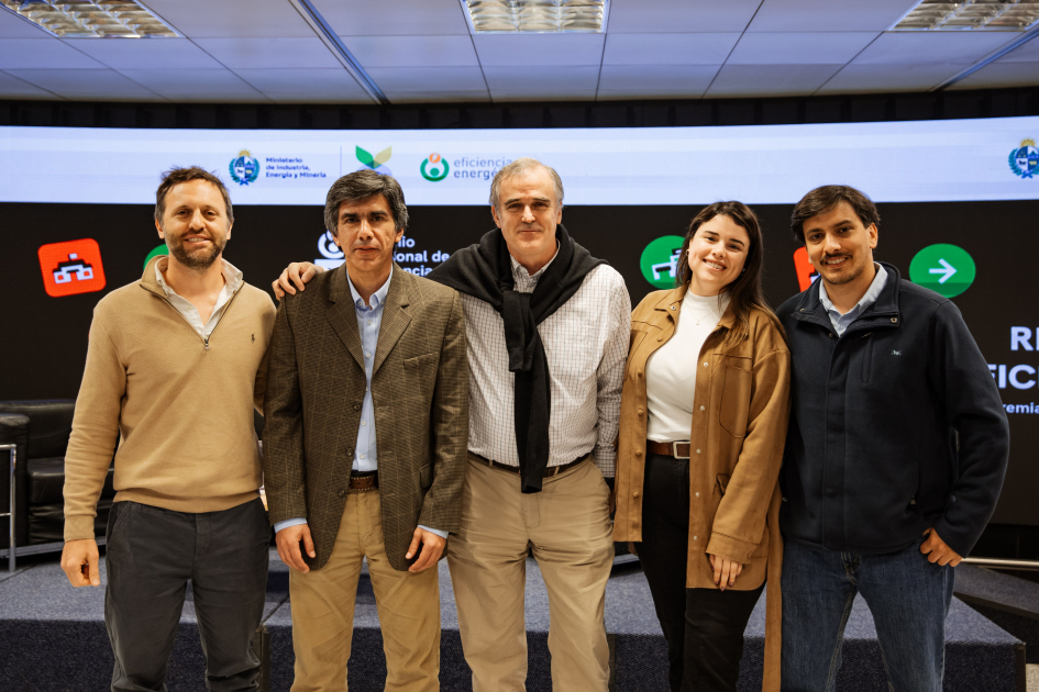 Personas de pie posan para la foto