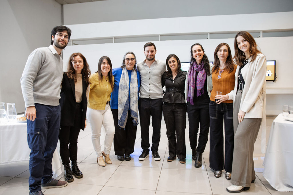 Parte del equipo de eficiencia energética de pie, reunidos para la foto.