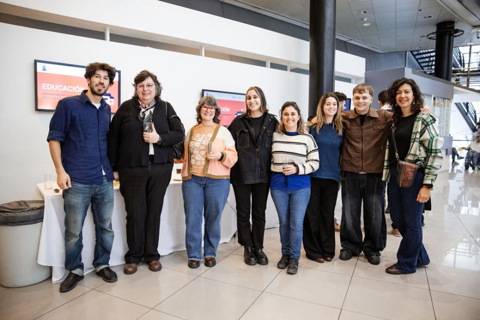 Personas de pie paradas para la foto en el corte del evento.