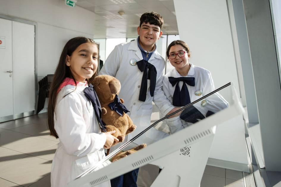 Estudiantes en el mirador, de pie, posando para la foto