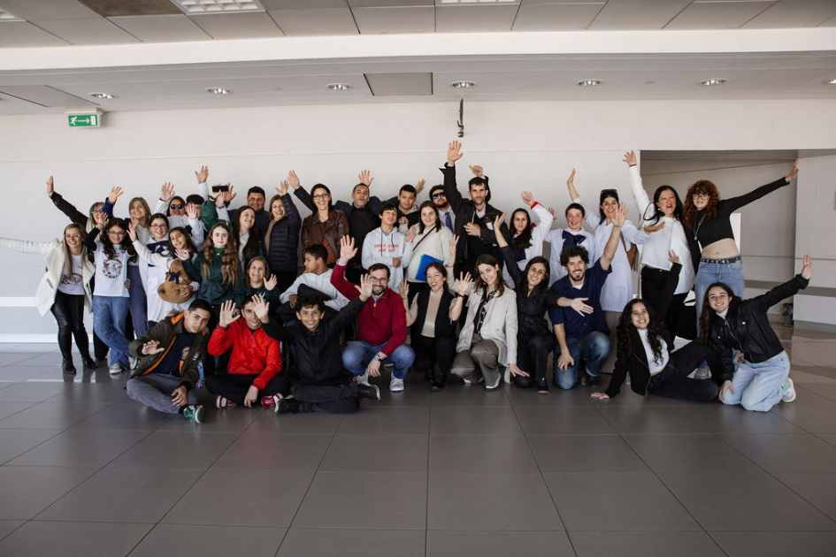 Varias personas reunidas en foto grupal, alzando manos en mirador de ANTEL