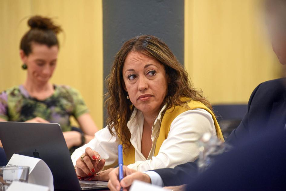 Ministra Fernanda Cardona Ministra Fernanda Cardona, sentada; al fondo se ve otra mujer