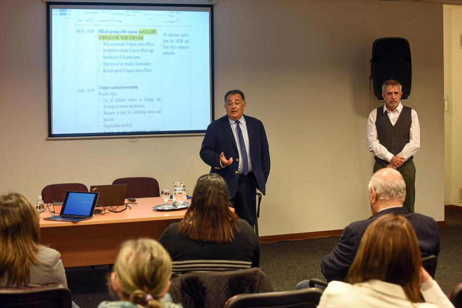 Imagen de la misión de expertos del OIEA que resultó significativa para los avances en la ARNR Persona dictando charla frente a auditorio