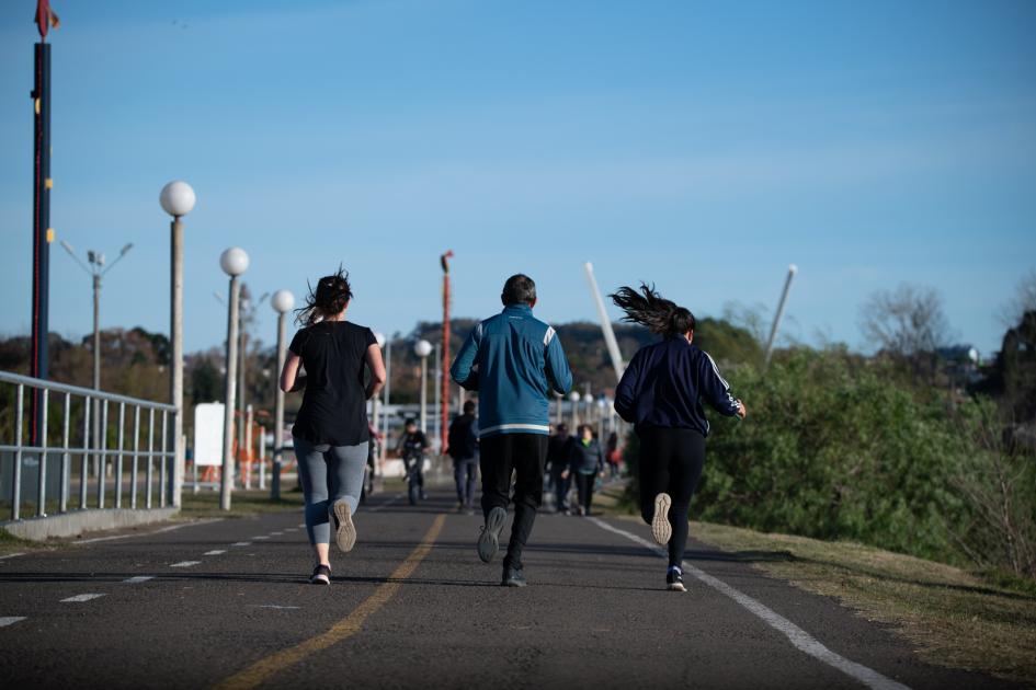 La invitación a participar se extiende hasta el 1 de noviembre Personas corriendo en una calle o ruta
