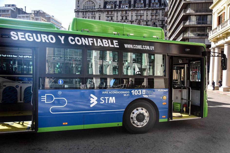 Ómnibus eléctrico Vista de un bus eléctrico estacionado en la calle