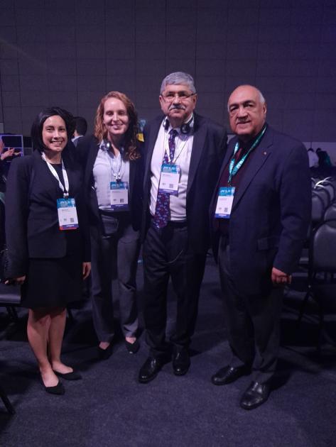 Alejandro Nader junto al equipo de la RSNA Alejandro Nader junto a integrantes de la Sociedad de Radiólogos de Norteamérica (RSNA)