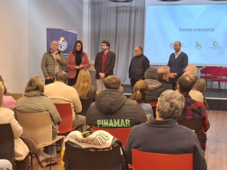 Director Míguez, Ángel Larrama y representantes de la CCIAP en taller de Pando Director Míguez, Ángel Larrama y representantes de instituciones, de pie; detrás, pantalla